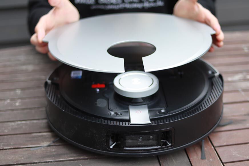 Der Deckel des Ecovacs Deebot X1 wird abgenommen